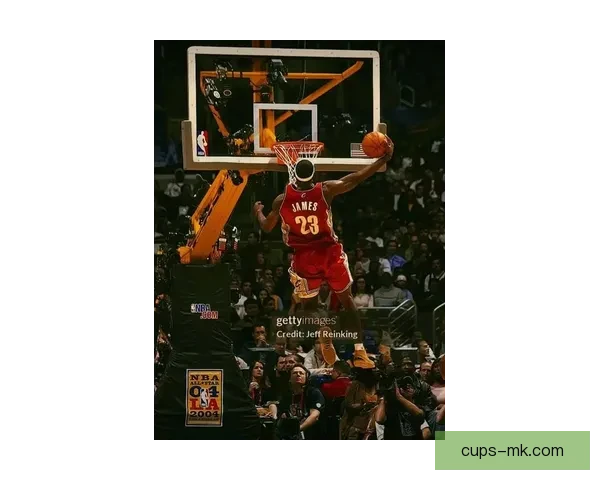 詹姆斯昨日惊艳劈扣起跳三点二米入网时速近五十公里