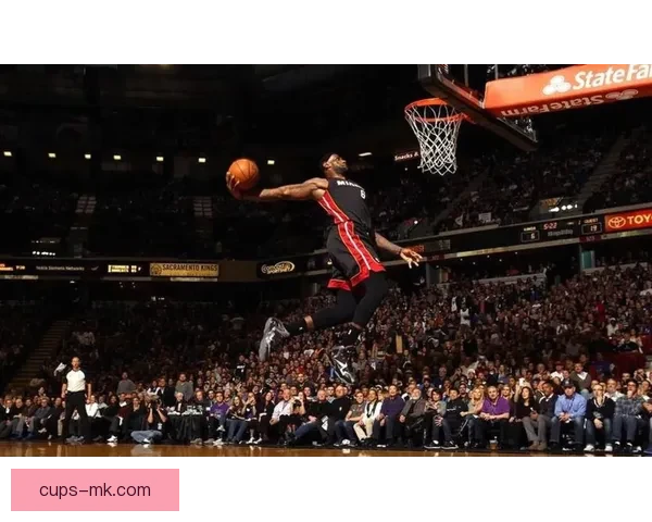 詹姆斯昨日惊艳劈扣起跳三点二米入网时速近五十公里